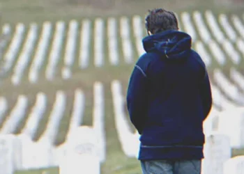 Halála után az árva fiú megtudja, hogy egész életében egy fedél alatt élt az édesanyjával