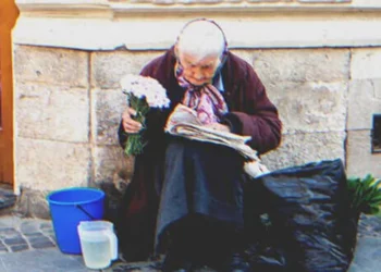 A fiú forró húslevest ad a virágokat áruló idős hölgynek – 350 ezer dollárt kap tőle az anyja kezelésére napokkal később