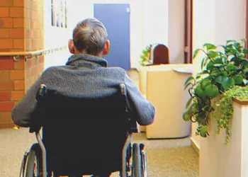 A nő idősek otthonába helyezte apját és soha nem látogatta meg, halála után levelet kapott tőle