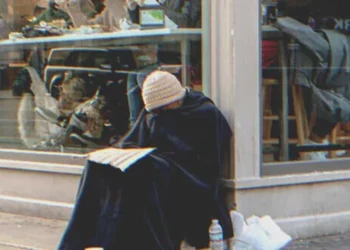 Az étterem tulajdonosa hajléktalannak tetteti magát, miután látja, hogy a pincérnő elviszi a maradékot