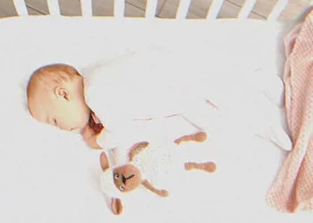 Az egyedülálló anya minden reggel új játékot talál a fia kiságyában – úgy dönt, hogy kamerát szerel a szobájába