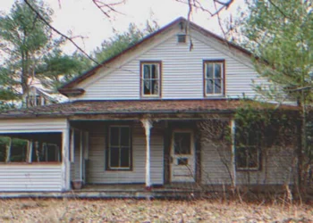 A kisfiú belopózik egy elhagyatott házba, és egy idős hölgyet talál törött lábbal, aki hét napja nem evett