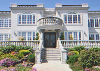 A gazdag férfi találkozik az új szobalánnyal – észreveszi, hogy ugyanolyan fülbevalót visel, amit ő temetett el az édesanyjával