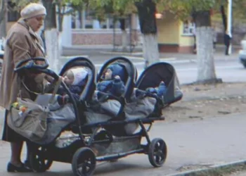 A nő rendszeresen találkozik egy idős hölggyel és hármas ikreivel, később látja, ahogy a rendőrség elviszi a gyerekeket