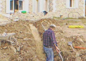 A szegény ember teljesíti elhunyt nagymamája utolsó kívánságát, hogy újjáépítse a házát – titkos pincét talál