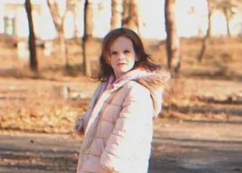 Az erdőben sétáló nő találkozik egy magányos kislánnyal, aki minden nap meglátogat egy elhagyatott kunyhót