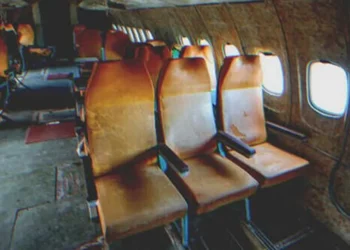 A szegény reptéri takarító észrevesz egy rongyos táskát az elhagyott régi repülőgépen – pénzt talál benne