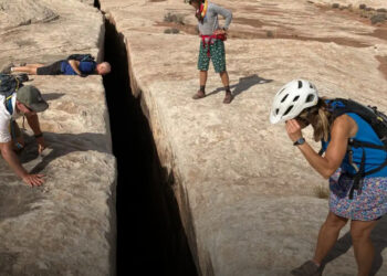 A San Andreas kontinentális törés 1276 kilométer hosszú, Kalifornia államban található