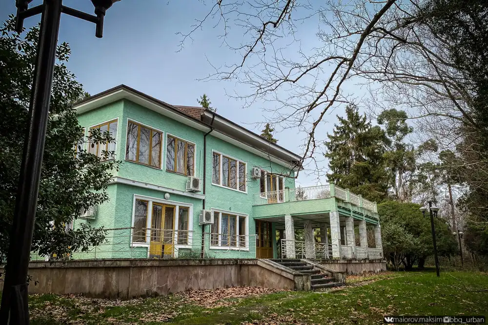 Abházia, elhagyatott helyek, fekete-tenger, galéria, gorbacsov, Gorbacsov dácsa, látnivalók, Mjuszera, szovjet történelem, szovjetunió, Sztálin dácsa, történelem, turizmus, üdülőkomplexum