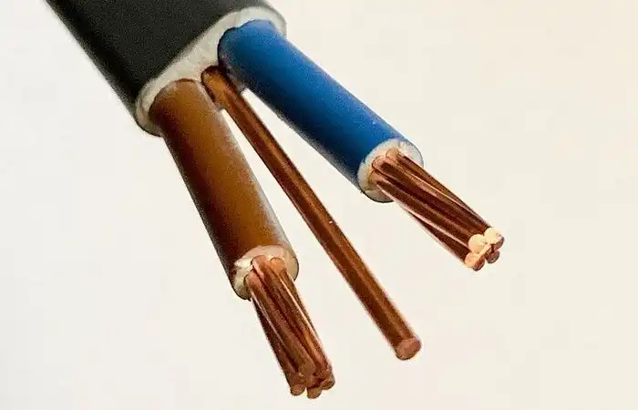 120V, 240V, 480V, amerikai szabványok, elektromos biztonság, elektromos hálózat, építkezés, európai szabványok, feszültség, földelés, frekvencia, kábelezés, könnyűszerkezetes házak, NEC, Nikola Tesla, Thomas Edison, transzformátorok