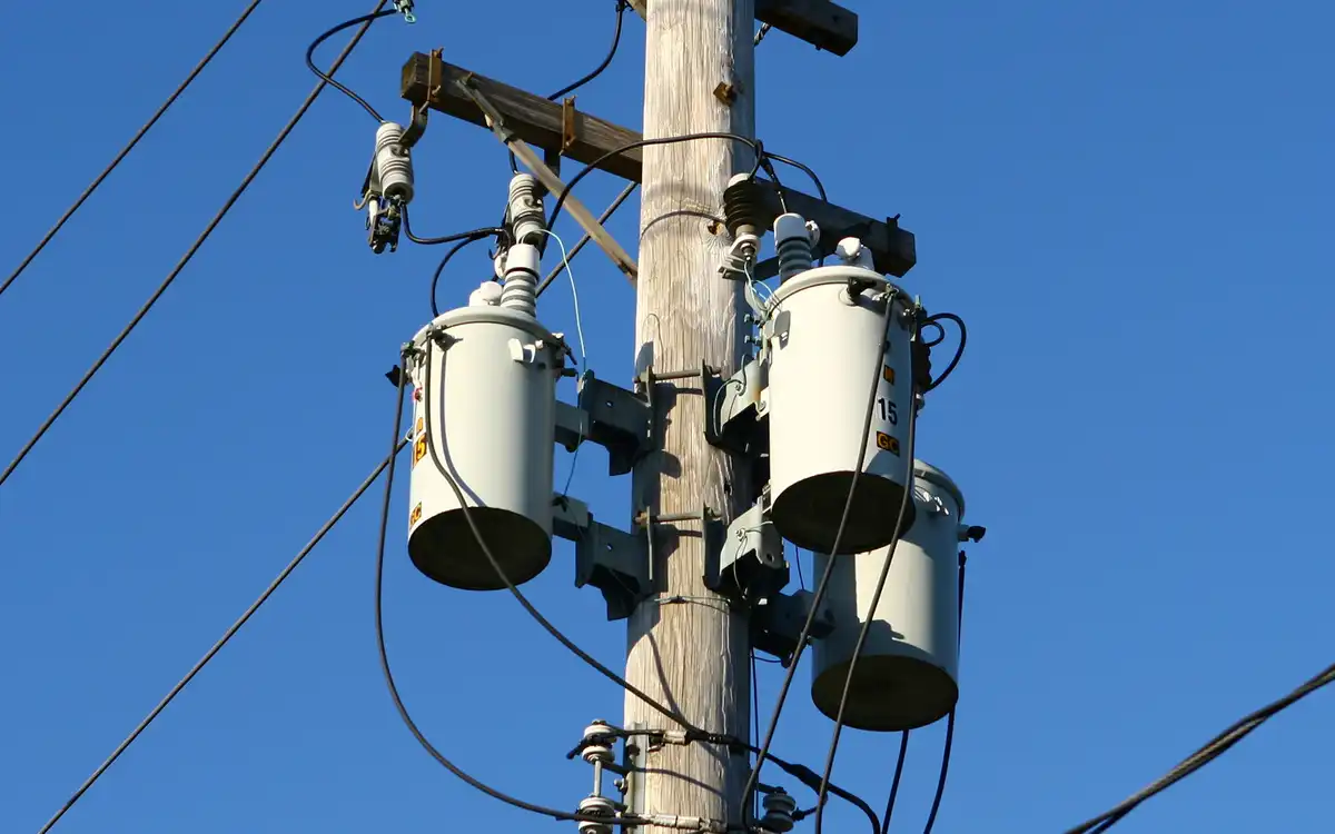 120V, 240V, 480V, amerikai szabványok, elektromos biztonság, elektromos hálózat, építkezés, európai szabványok, feszültség, földelés, frekvencia, kábelezés, könnyűszerkezetes házak, NEC, Nikola Tesla, Thomas Edison, transzformátorok
