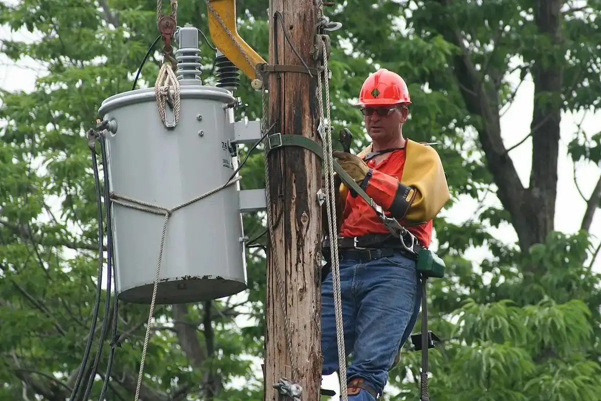 120V, 240V, 480V, amerikai szabványok, elektromos biztonság, elektromos hálózat, építkezés, európai szabványok, feszültség, földelés, frekvencia, kábelezés, könnyűszerkezetes házak, NEC, Nikola Tesla, Thomas Edison, transzformátorok