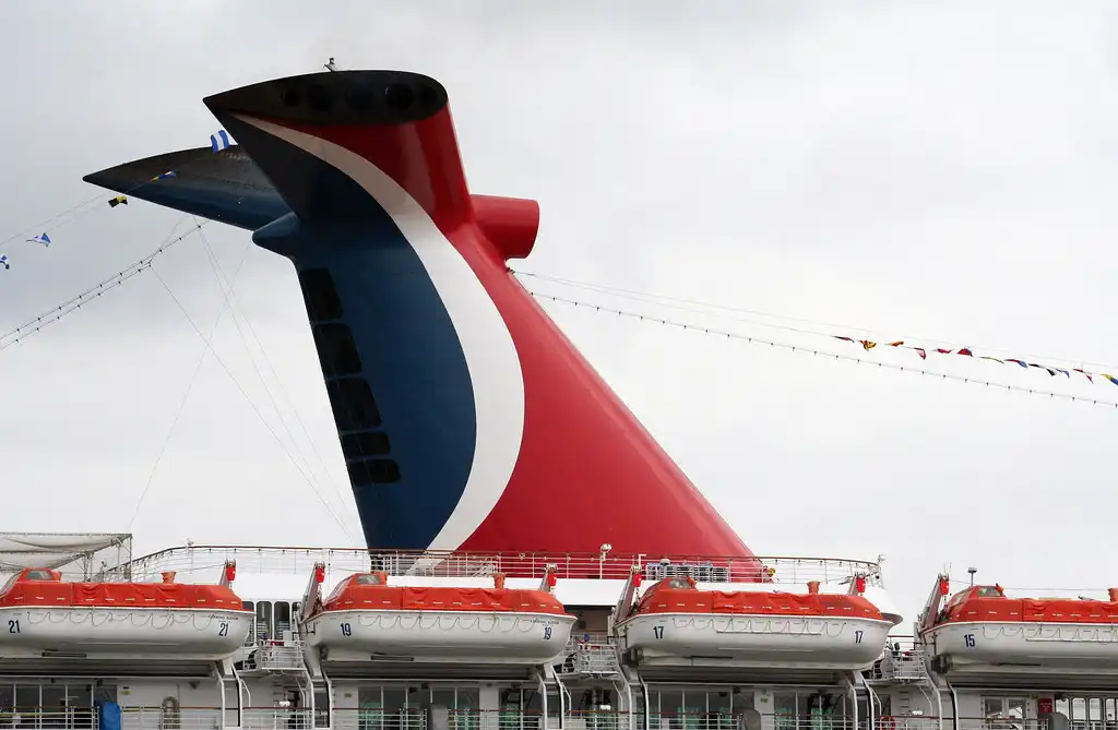 bálnafarok, Carnival Cruise Line, érdekesség, füst, füstterelő, hajó, hajóépítés, hajózás, Joseph Farcus, kémény, óceánjáró, technológia, tenger, utasszállító hajó