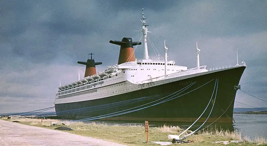 bálnafarok, Carnival Cruise Line, érdekesség, füst, füstterelő, hajó, hajóépítés, hajózás, Joseph Farcus, kémény, óceánjáró, technológia, tenger, utasszállító hajó