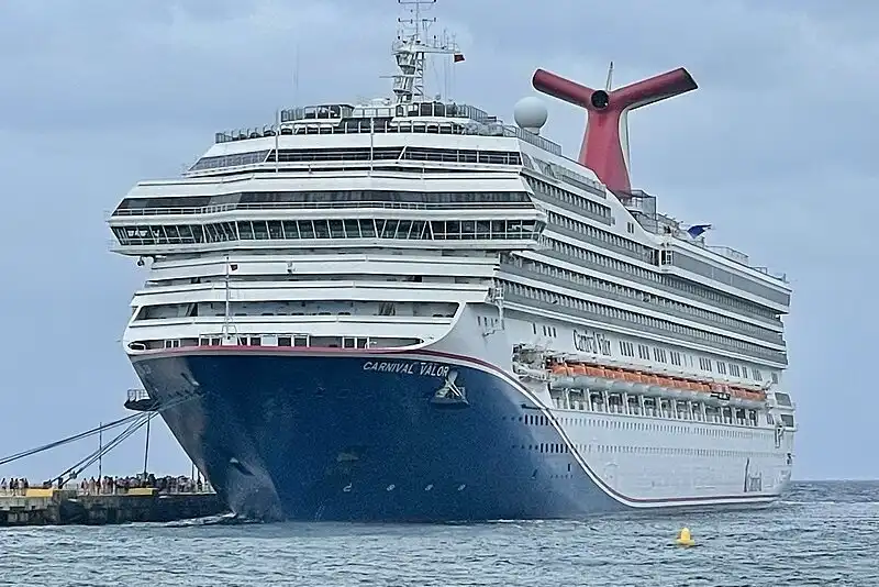 bálnafarok, Carnival Cruise Line, érdekesség, füst, füstterelő, hajó, hajóépítés, hajózás, Joseph Farcus, kémény, óceánjáró, technológia, tenger, utasszállító hajó