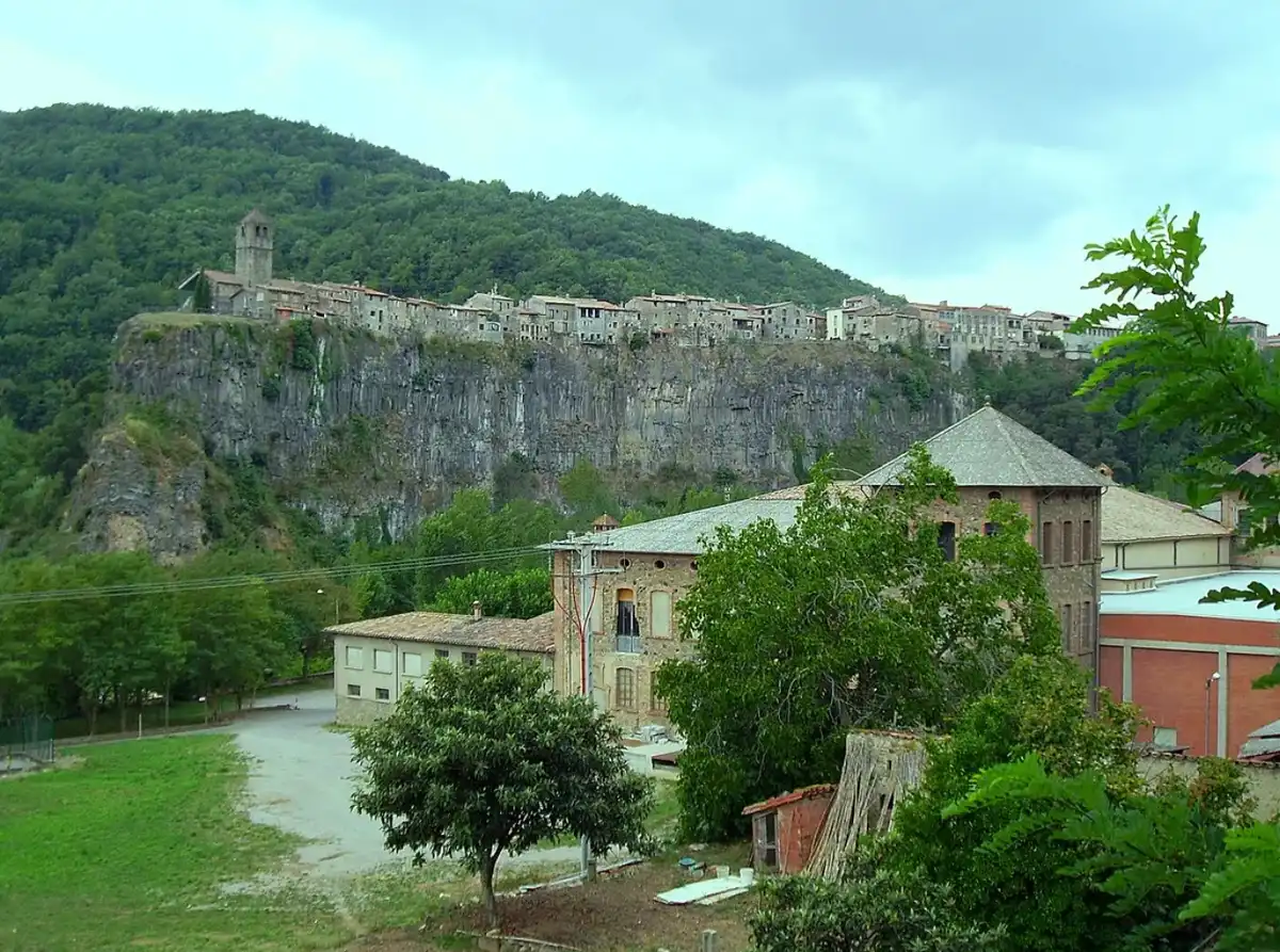 Castellfollit de la Roca, építészet, falu, Fluvià folyó, Girona, kanyon, Katalónia, középkor, látnivalók, Sant Salvador templom, spanyolország, szikla, természet, történelem, Trinitat folyó, túrázás, turizmus, város, városháza