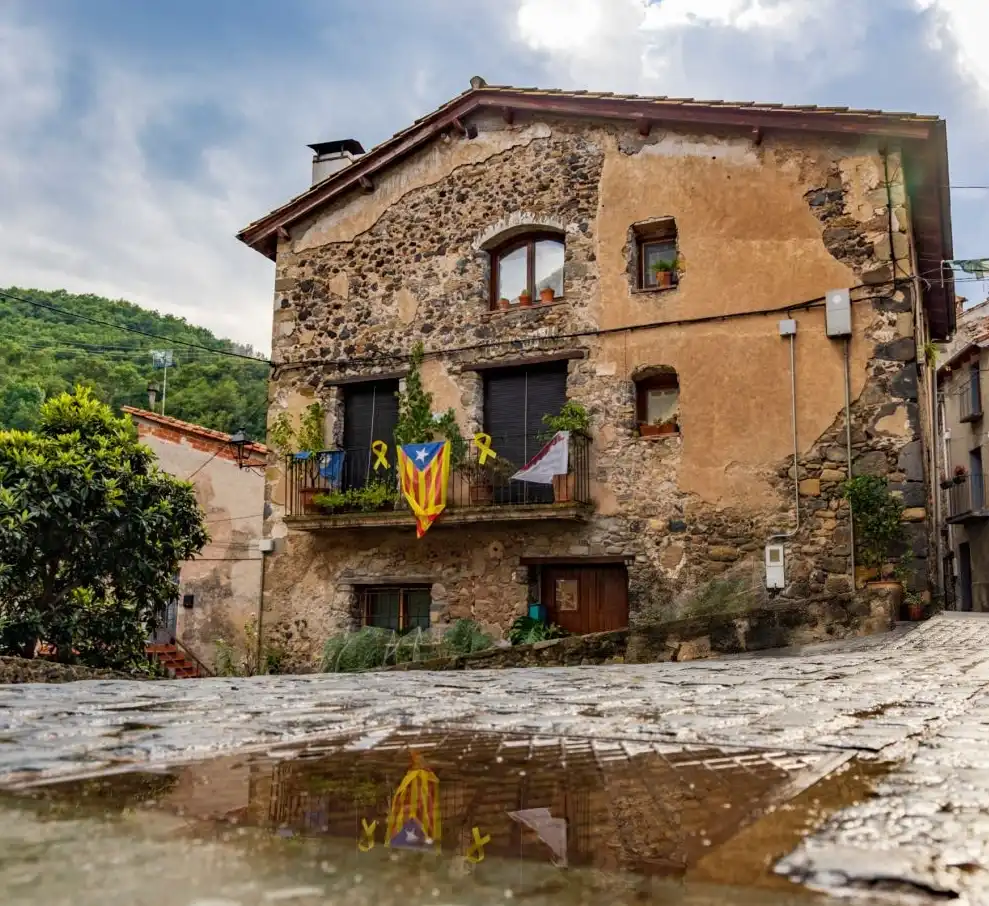 Castellfollit de la Roca, építészet, falu, Fluvià folyó, Girona, kanyon, Katalónia, középkor, látnivalók, Sant Salvador templom, spanyolország, szikla, természet, történelem, Trinitat folyó, túrázás, turizmus, város, városháza