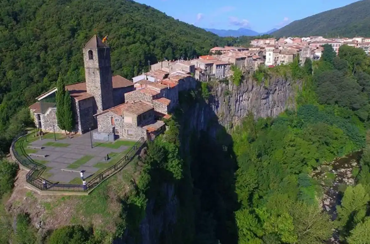 Castellfollit de la Roca, építészet, falu, Fluvià folyó, Girona, kanyon, Katalónia, középkor, látnivalók, Sant Salvador templom, spanyolország, szikla, természet, történelem, Trinitat folyó, túrázás, turizmus, város, városháza