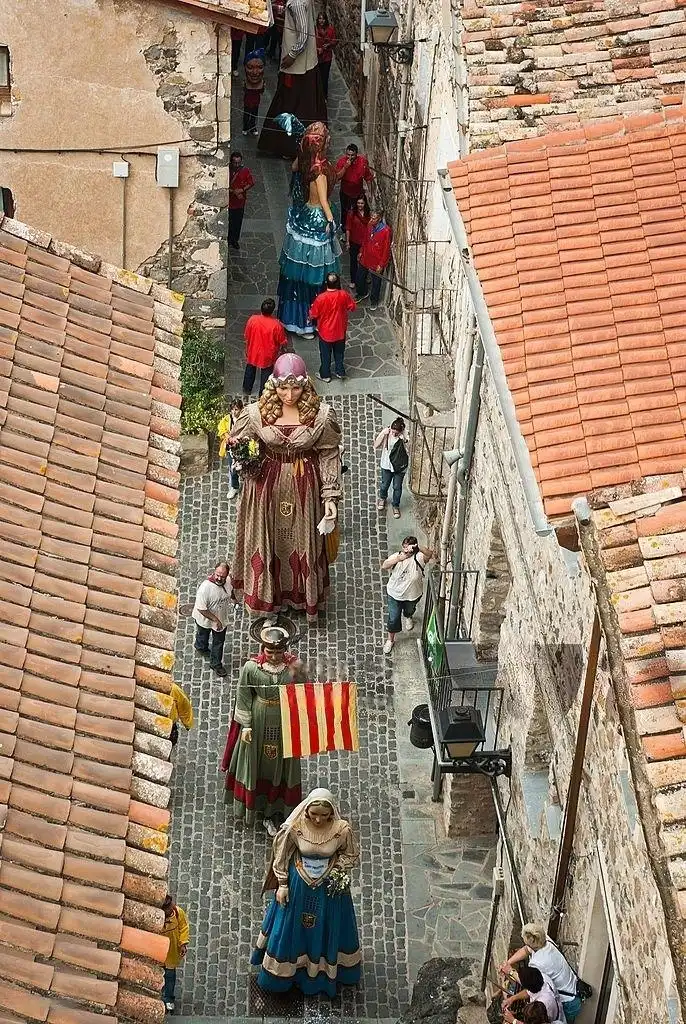 Castellfollit de la Roca, építészet, falu, Fluvià folyó, Girona, kanyon, Katalónia, középkor, látnivalók, Sant Salvador templom, spanyolország, szikla, természet, történelem, Trinitat folyó, túrázás, turizmus, város, városháza