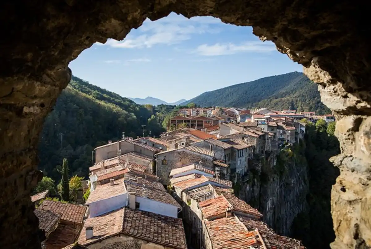 Castellfollit de la Roca, építészet, falu, Fluvià folyó, Girona, kanyon, Katalónia, középkor, látnivalók, Sant Salvador templom, spanyolország, szikla, természet, történelem, Trinitat folyó, túrázás, turizmus, város, városháza