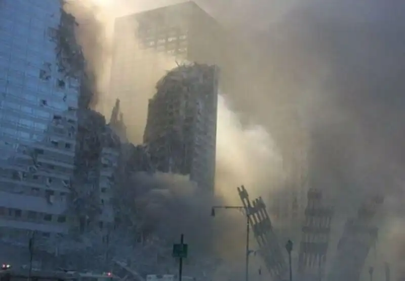 2004-es cunami, atombomba, Auschwitz, bányászok, Csernobil, cunami, elmegyógyintézet, furcsa fotók, Gyatlov-hágó rejtélye, Gyatlov-incidens, hátborzongató fotók, Hirosima, holokauszt, kínai lábkötés, lobotomia, lótuszláb, megdöbbentő fotók, nukleáris katasztrófa, pókanya, pókok, pszichiátria, rabszolga-felszabadítás, rabszolgaság, skizofrénia, sokkoló képek, szeptember 11, terrortámadás, történelmi fotók