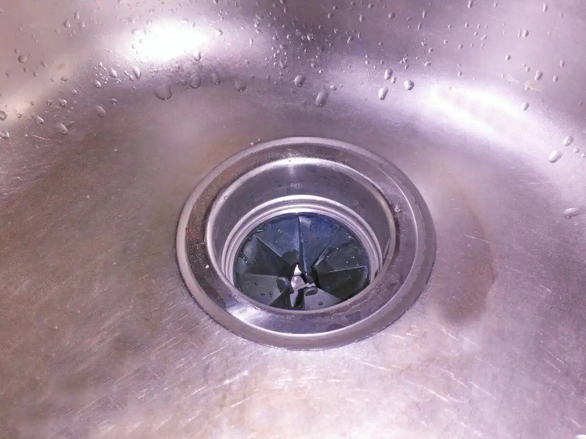 amerikai otthonok, Dolby Surround, edénytöltő, felszereltség, fürdőszoba, hangrendszer, HAVC rendszer, hulladékmegsemmisítő, innováció, kényelem, konyha, központi porszívó, lakberendezés, légkondicionáló, modern otthon, modern otthonOtthon, multimédia, nappali, otthon, pot filler, technológia