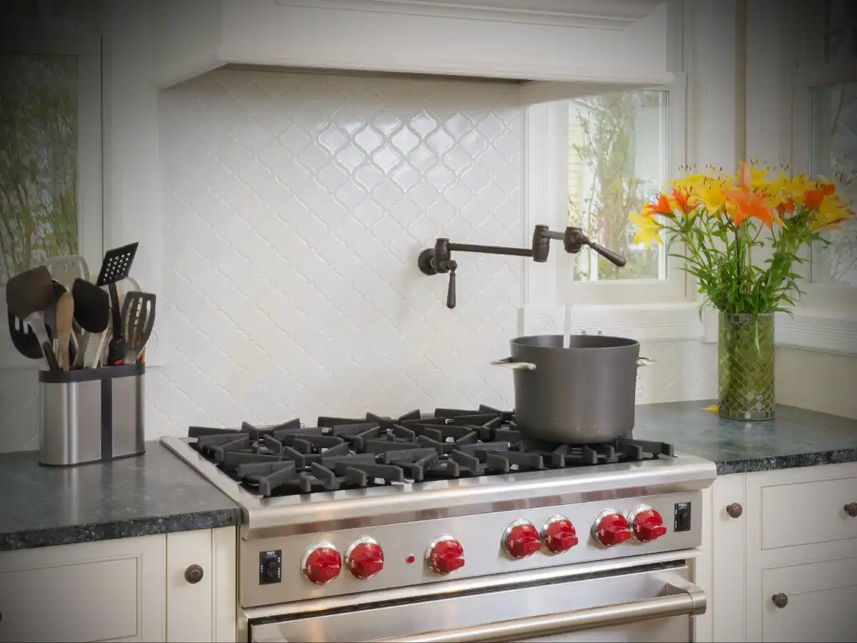 amerikai otthonok, Dolby Surround, edénytöltő, felszereltség, fürdőszoba, hangrendszer, HAVC rendszer, hulladékmegsemmisítő, innováció, kényelem, konyha, központi porszívó, lakberendezés, légkondicionáló, modern otthon, modern otthonOtthon, multimédia, nappali, otthon, pot filler, technológia