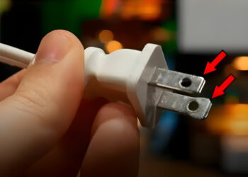 Miért vannak lyukak az amerikai elektromos konnektorok dugóiban?