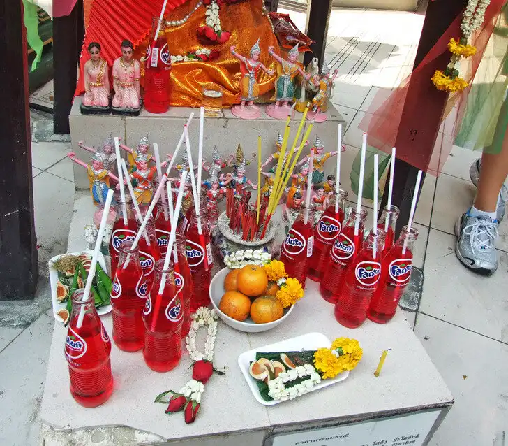 Bangkok, életmód, érdekességek, étkezés, fesztiválok, Kultúra, látnivalók, látványosságok, műanyag szennyezés, szokások, szórakozás, Thaiföld, turizmus, ünnepek, utazás, vásárlás