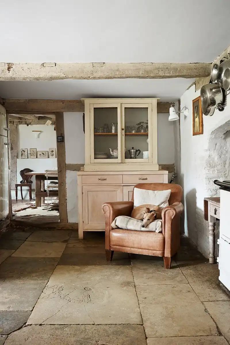 Anglia, angol ház, belsőépítészet, bolhapiac, DIY, felújítás, ház, kandalló, lakberendezés, nosztalgia, örökség, otthon, retró stílus, rusztikus, Sussex, történelmi ház, vidéki ház, vintage stílus