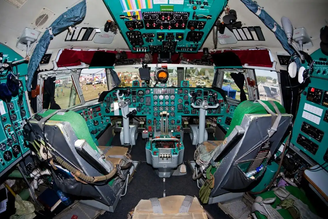humanitárius misszió, Il-76, katonai szállító repülőgép, mentés, navigátor, pilótafülke, raktér, repülőgép, szovjetunió, tűzoltás