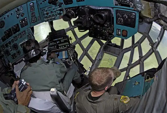 humanitárius misszió, Il-76, katonai szállító repülőgép, mentés, navigátor, pilótafülke, raktér, repülőgép, szovjetunió, tűzoltás