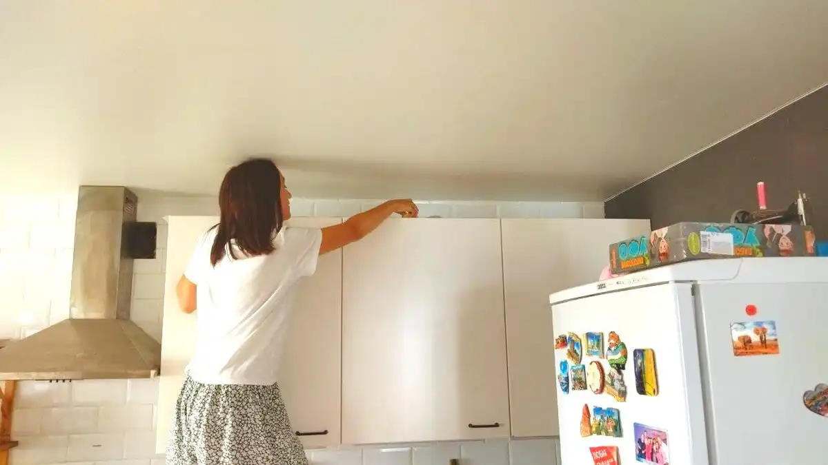 egyszerű takarítási módszer, galéria, időspóroló takarítás, IKEA fólia konyhába, konyhaszekrény tisztítás, olcsó takarítási tippek, praktikus konyhai tanácsok, szomszéd tippje, takarítás fóliával, zsíroldás konyhában