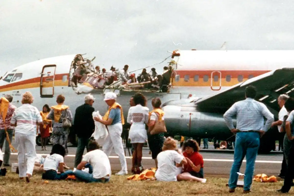 1988, Aloha Airlines, baleset, csodával határos, fémfáradás, Hawaii, légi közlekedés, repülésbiztonság, repülőgép, túlélés