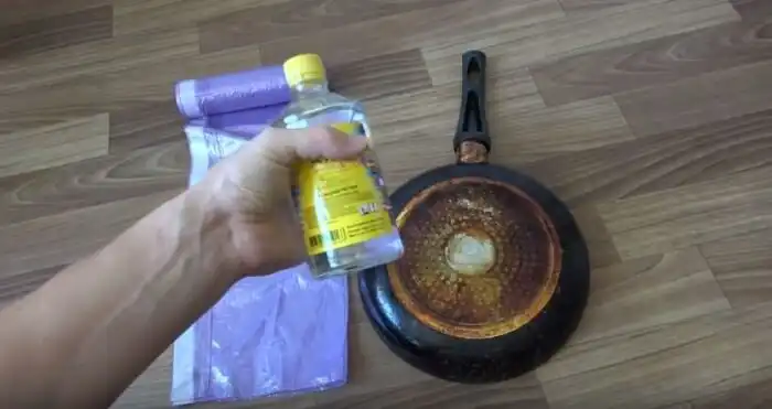 DIY tisztítás, Háztartási tisztítás, Konyhai tisztítás, Ráégett zsír eltávolítása, Régi zsír eltávolítása, Serpenyő karbantartás, Serpenyő tisztítás, Szalmiákszesz tisztítás, tisztítási tippek, Zsíros serpenyő tisztítása