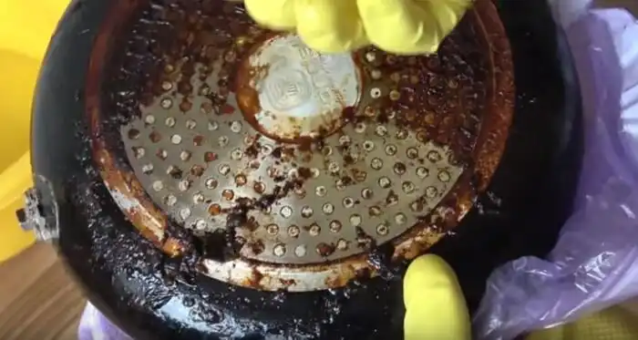 DIY tisztítás, Háztartási tisztítás, Konyhai tisztítás, Ráégett zsír eltávolítása, Régi zsír eltávolítása, Serpenyő karbantartás, Serpenyő tisztítás, Szalmiákszesz tisztítás, tisztítási tippek, Zsíros serpenyő tisztítása