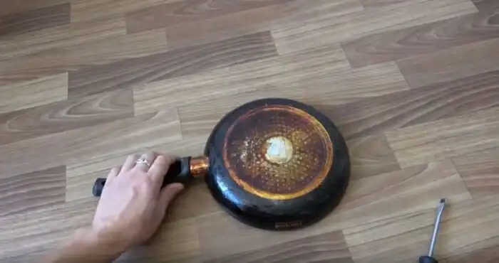 DIY tisztítás, Háztartási tisztítás, Konyhai tisztítás, Ráégett zsír eltávolítása, Régi zsír eltávolítása, Serpenyő karbantartás, Serpenyő tisztítás, Szalmiákszesz tisztítás, tisztítási tippek, Zsíros serpenyő tisztítása