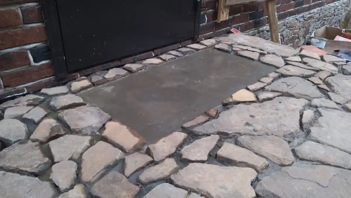 bejárati zóna kialakítás, besüllyesztett lábtörlő, DIY projektek, ház körüli építés, kültéri lépcső, otthonfelújítás, praktikus tornác megoldások, terméskő tornác, tornác vízelvezetés, tornácépítés