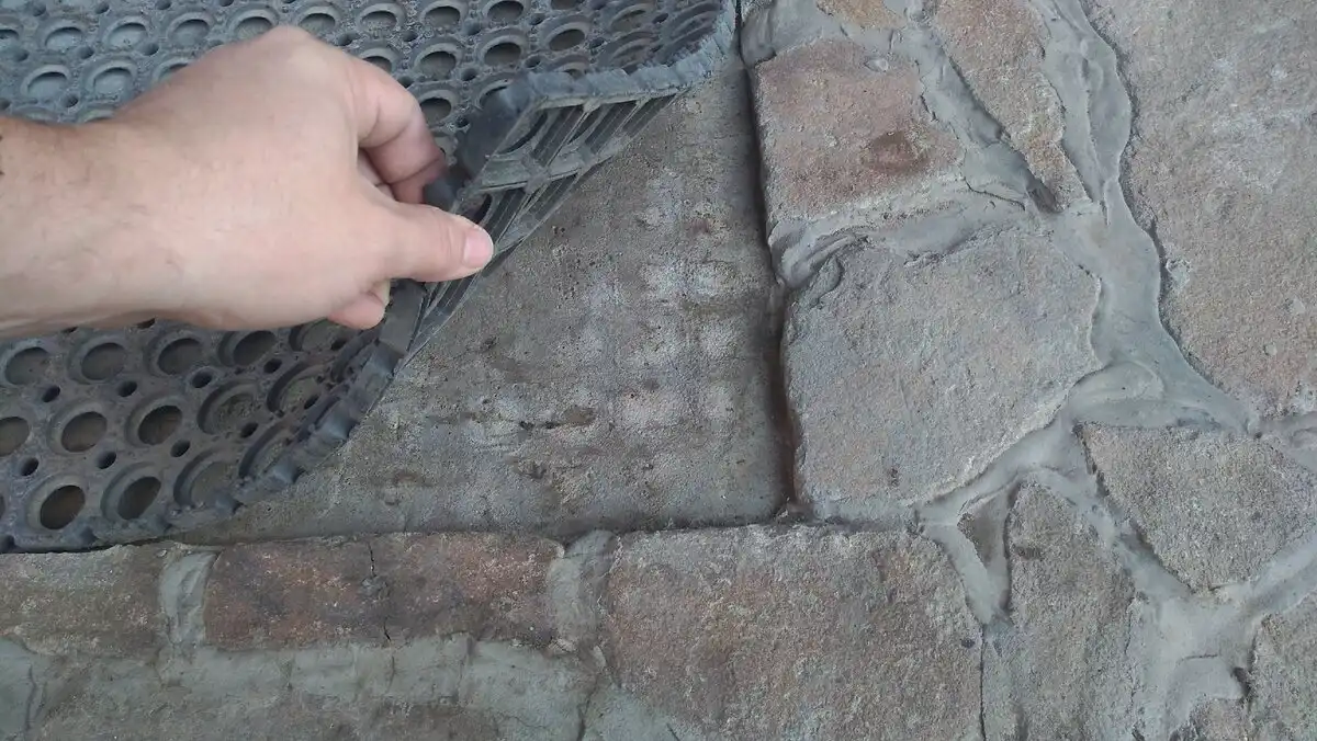 bejárati zóna kialakítás, besüllyesztett lábtörlő, DIY projektek, ház körüli építés, kültéri lépcső, otthonfelújítás, praktikus tornác megoldások, terméskő tornác, tornác vízelvezetés, tornácépítés