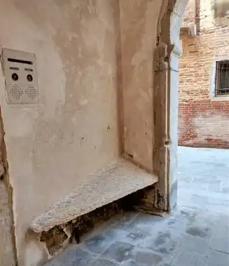 design, építészet, érdekes tények, érdekességek, furcsaságok, illemhely, középkor, közterület, Kultúra, olaszország, pissoir, szokások, társadalom, történelem, utazás, utcai élet, városkép, városok, védelem, velence