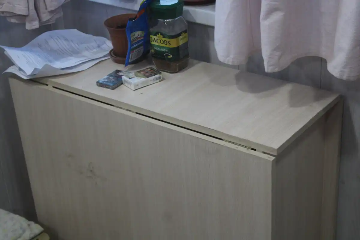 asztallap javítás, bútorjavítás, bútorkarbantartás, csináld magad, faforgácslap javítás, felpúposodott bútor, munkalap javítás, PVA ragasztó, szorító, vizes bútor