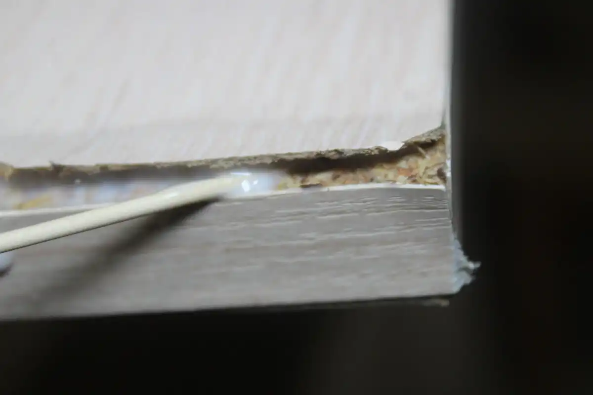 asztallap javítás, bútorjavítás, bútorkarbantartás, csináld magad, faforgácslap javítás, felpúposodott bútor, munkalap javítás, PVA ragasztó, szorító, vizes bútor