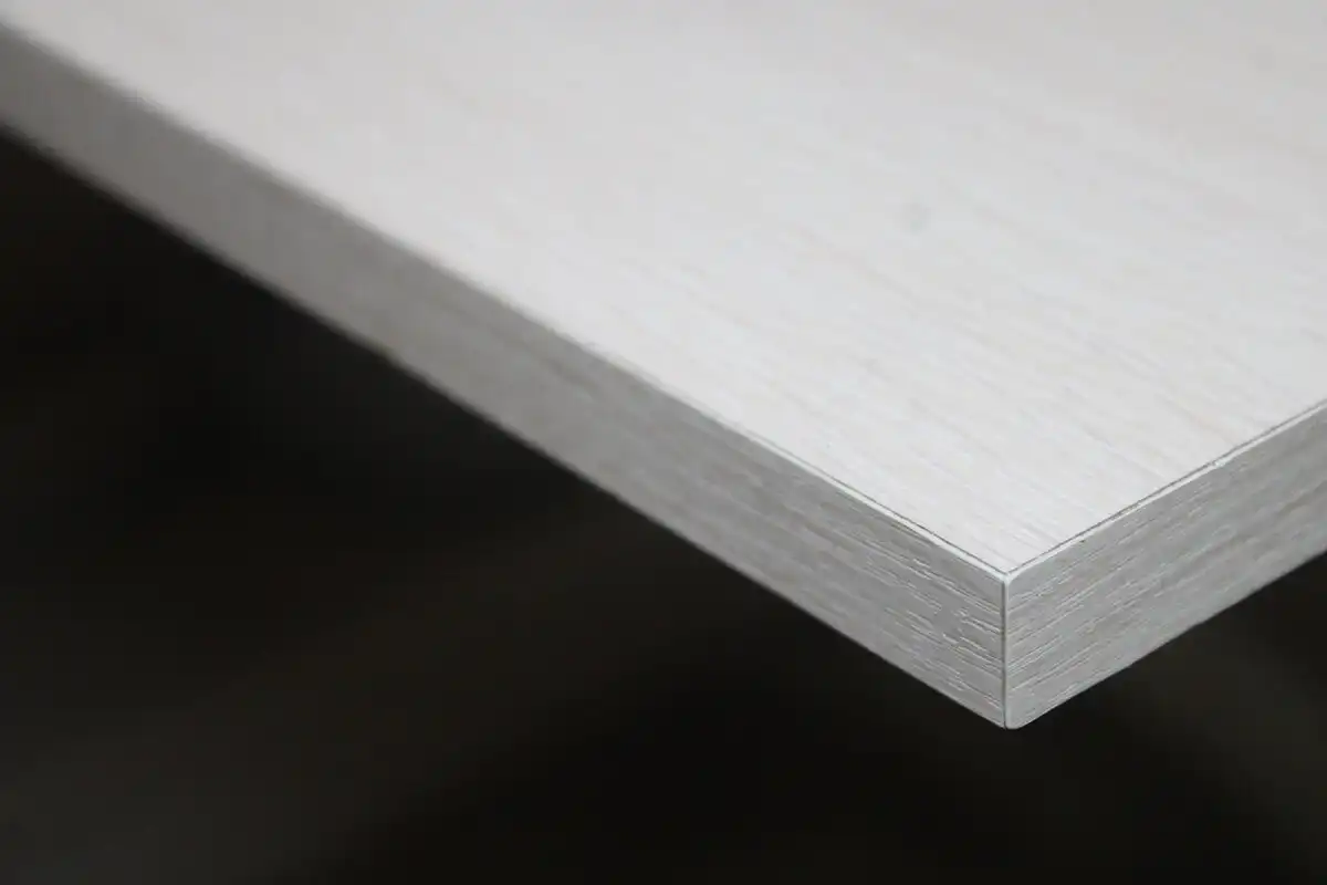 asztallap javítás, bútorjavítás, bútorkarbantartás, csináld magad, faforgácslap javítás, felpúposodott bútor, munkalap javítás, PVA ragasztó, szorító, vizes bútor