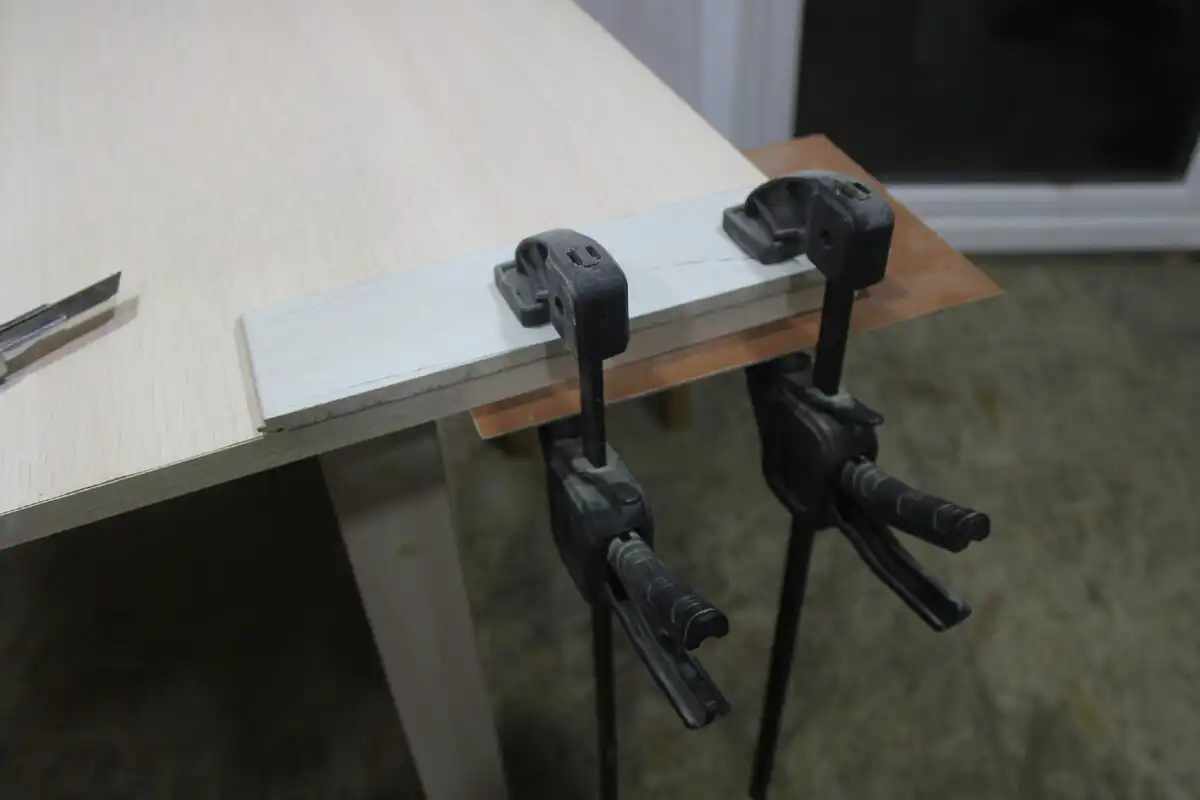 asztallap javítás, bútorjavítás, bútorkarbantartás, csináld magad, faforgácslap javítás, felpúposodott bútor, munkalap javítás, PVA ragasztó, szorító, vizes bútor