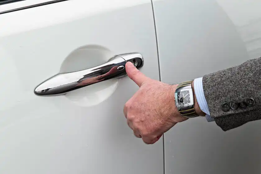 alufólia, árnyékoló tok, autó, autóbiztonság, autólopás, autótolvajok, autóvédelem, biztonsági rendszer, ECU, elektronikus vezérlőegység, jelerősítő, KeyLess-Go, kulcs nélküli autó, lopásvédelem, rádiójeladó, technológia