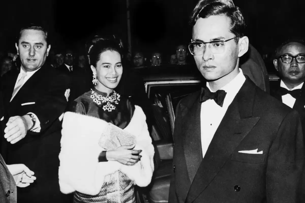 Bhumibol Adulyadej, hűtlenség, királyi botrány, királyi történelem, királyi viszony, monarchia, Sirikit királyné, testőr, thai királyi család, Thaiföld