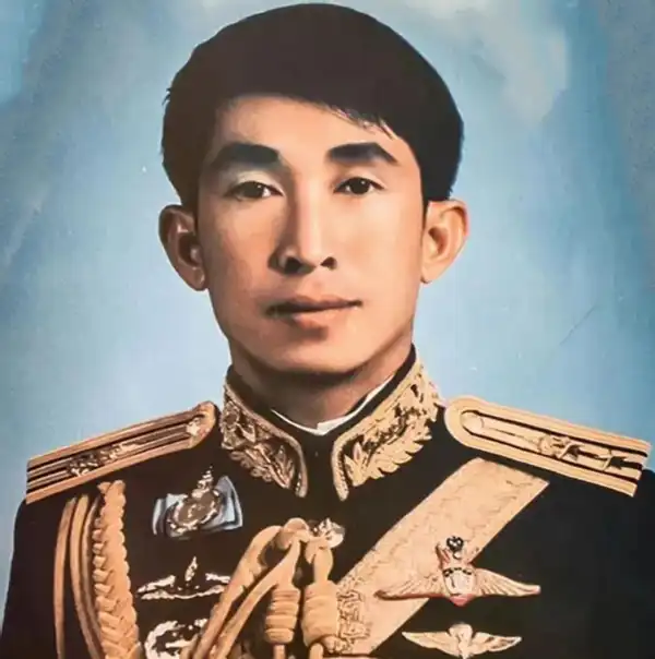 Bhumibol Adulyadej, hűtlenség, királyi botrány, királyi történelem, királyi viszony, monarchia, Sirikit királyné, testőr, thai királyi család, Thaiföld