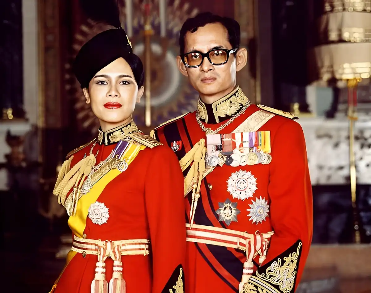 Bhumibol Adulyadej, hűtlenség, királyi botrány, királyi történelem, királyi viszony, monarchia, Sirikit királyné, testőr, thai királyi család, Thaiföld