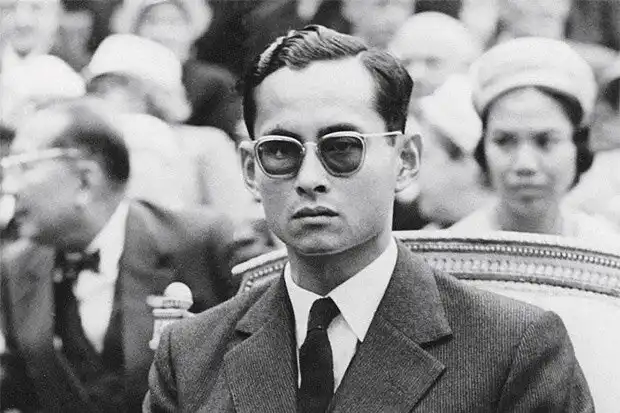 Bhumibol Adulyadej, hűtlenség, királyi botrány, királyi történelem, királyi viszony, monarchia, Sirikit királyné, testőr, thai királyi család, Thaiföld