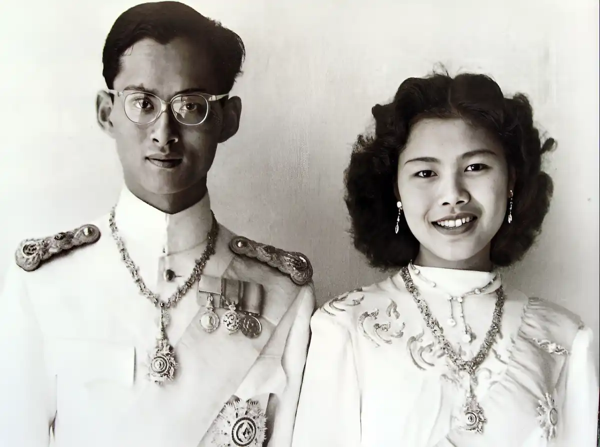 Bhumibol Adulyadej, hűtlenség, királyi botrány, királyi történelem, királyi viszony, monarchia, Sirikit királyné, testőr, thai királyi család, Thaiföld
